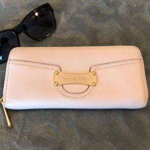 🛍 Michael Kors Wallet